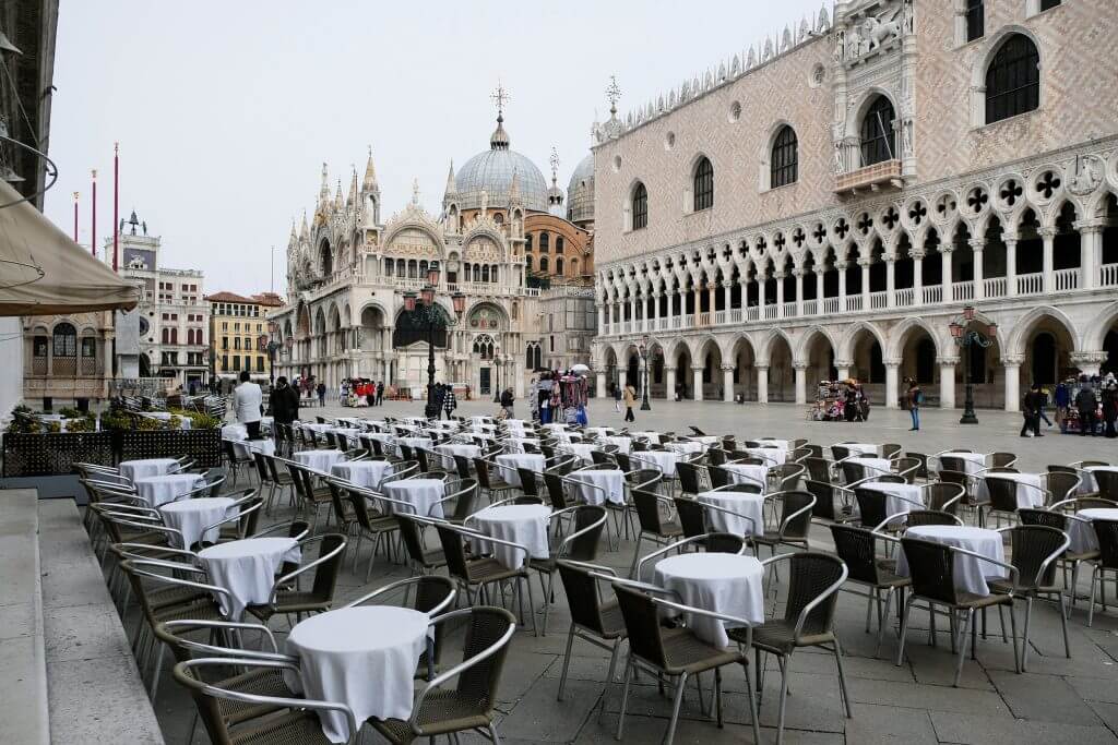 empty tables with no tourism in Italy