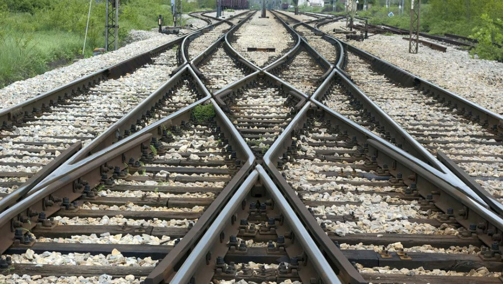train tracks reflecting different distribution challenges that could be helped with effective channel management