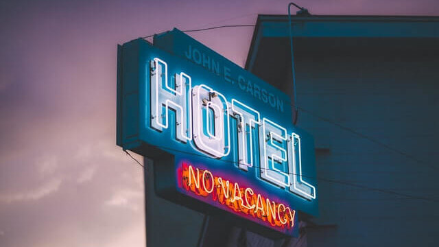 hotel neon sign saying no vacancy possible reflecting the adoption of an overbooking strategy to avoid last minute cancellations