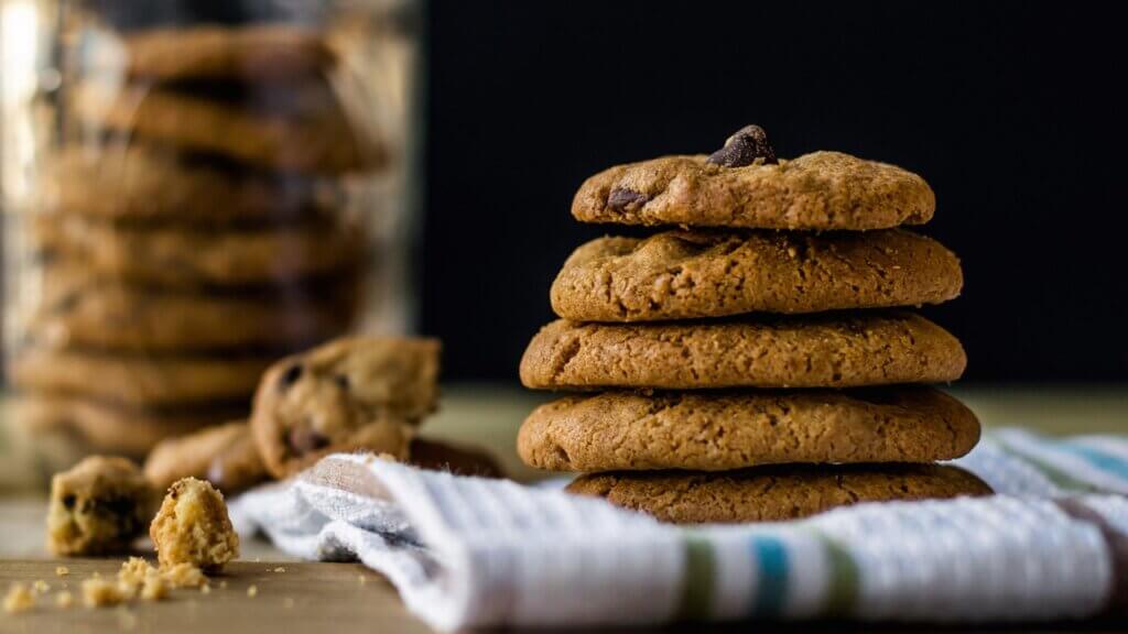 picture of crumbling cookies