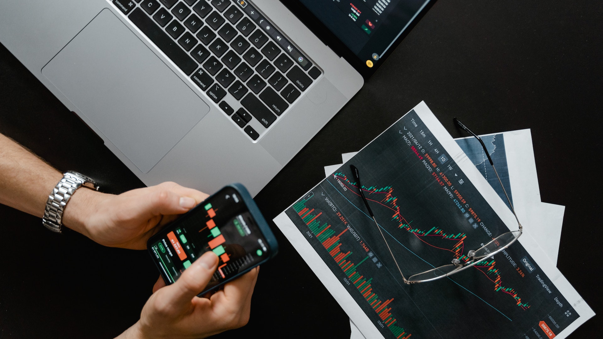 hotel digitalisation laptop mobile and revenue graphs reflecting the 11 must have features revenue managers need in a business intelligence tool