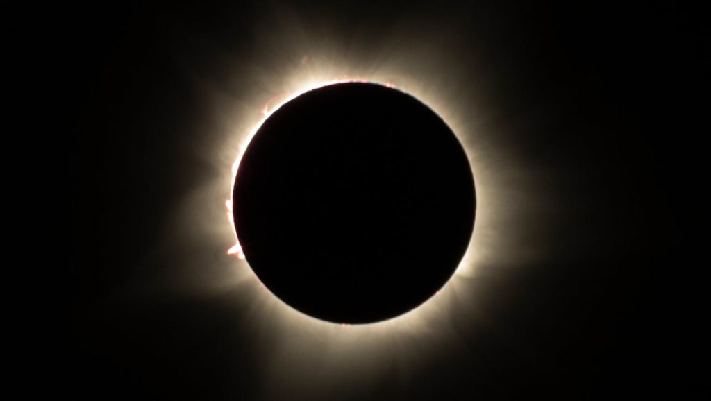 image of a total solar eclipse
