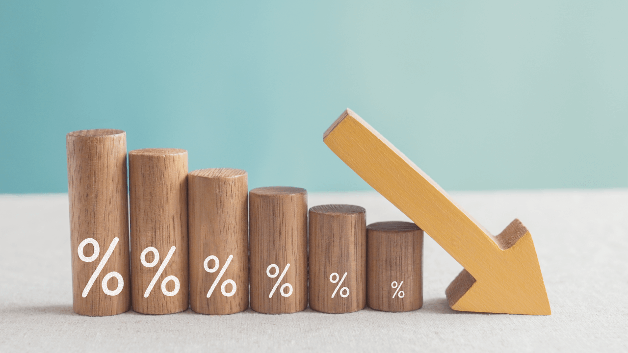 arrow pointing down and percentages getting smaller illustrating how you can maximize hotel room revenue with strategic discounting