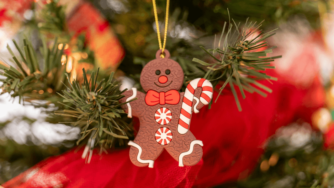 gingerbread man festive christmas tree decoration reflecting the value for a hotel of embracing experiential gifting to drive additional revenue